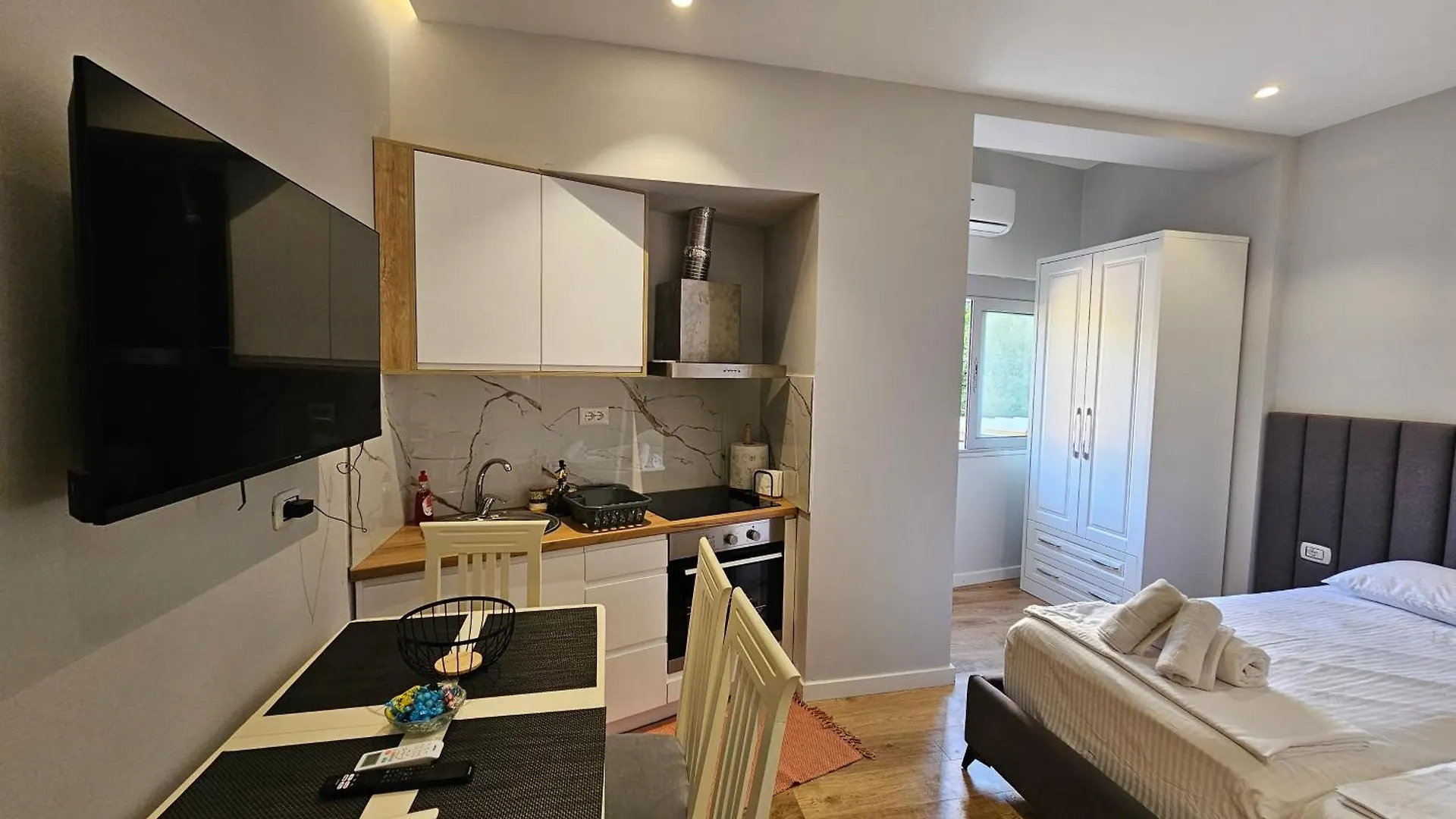 1-Leo'S Apartment Saranda