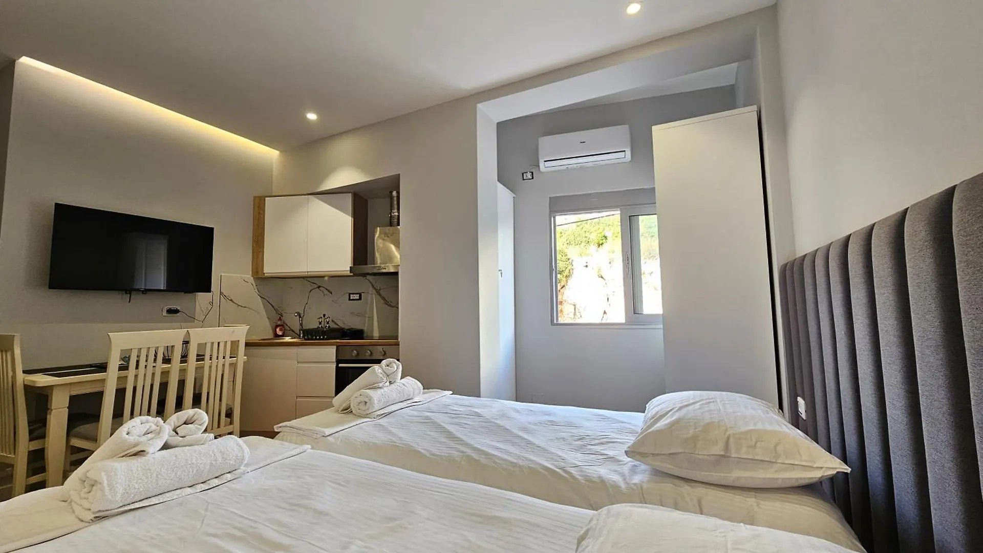 1-Leo'S Apartment Saranda